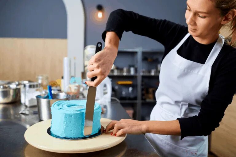 Торт «кондитеру». Asian woman kitchen. Торт для девушки. Девушка готовит торт. Женщина печет торт.