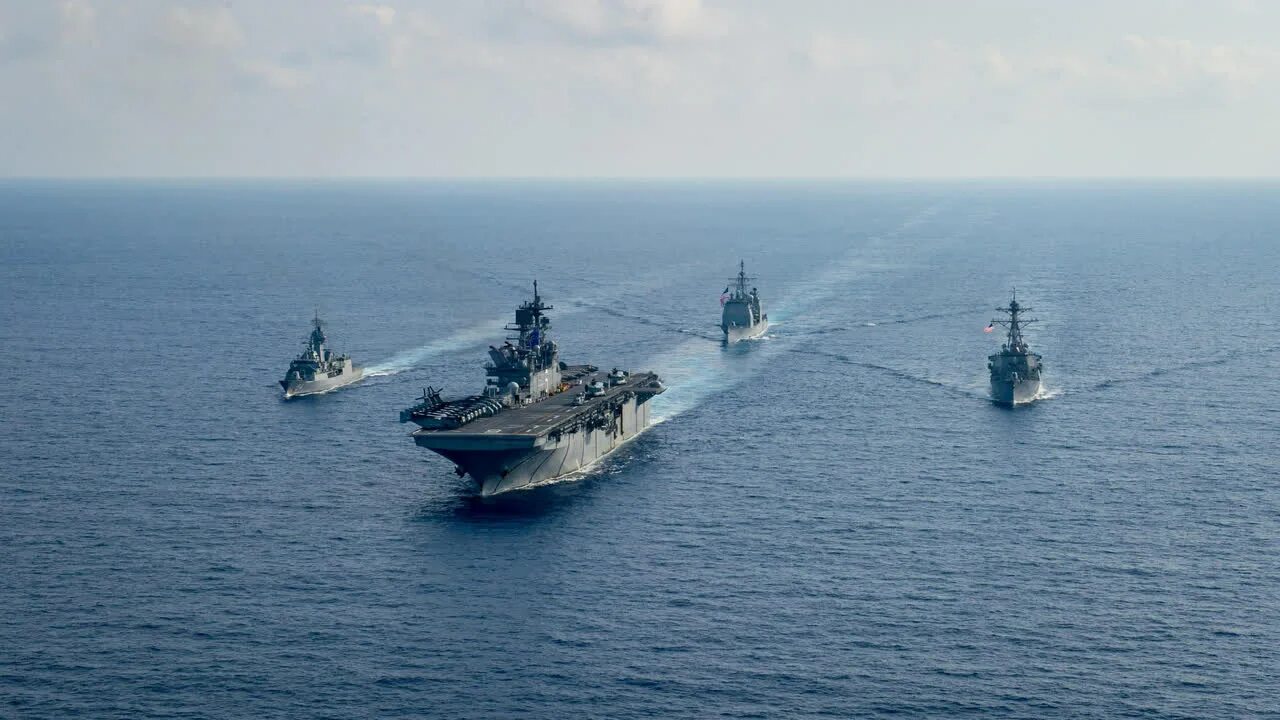 Южно китайское море кораблей. Южно-китайское море военные корабли. южно-китайское море конфликт. корабли в южно китайском море. учения в южно-китайском море.