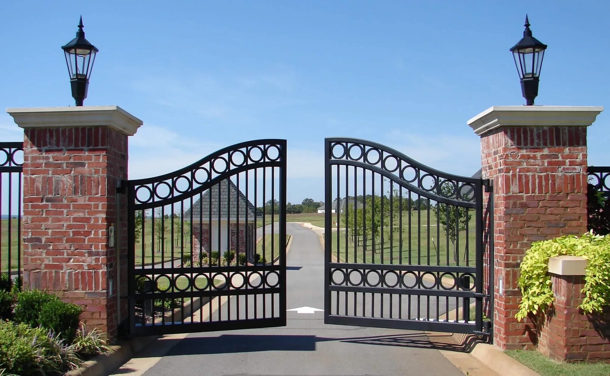 Входные ворота. Открытые ворота. Открывающиеся ворота. Красивый металлический забор.