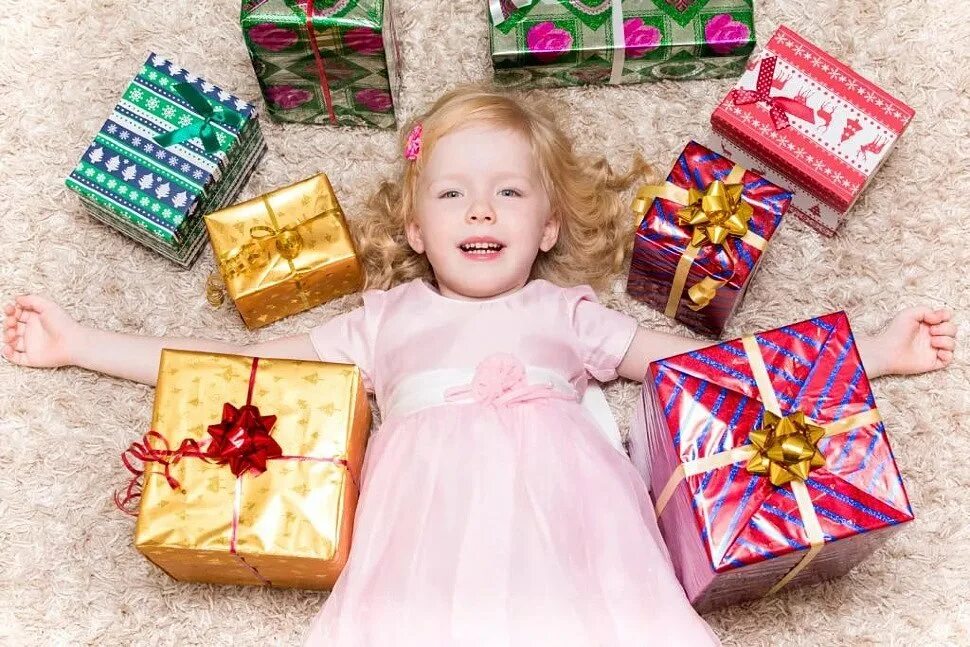Идеи подарков девочке 5 лет. Подарок для девочки. Подарок на 2 года девочке. Подарки на день рождения девочке. Интересные подарки для детей.