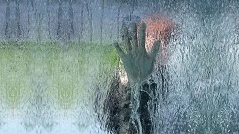 Стекающая вода по стеклу