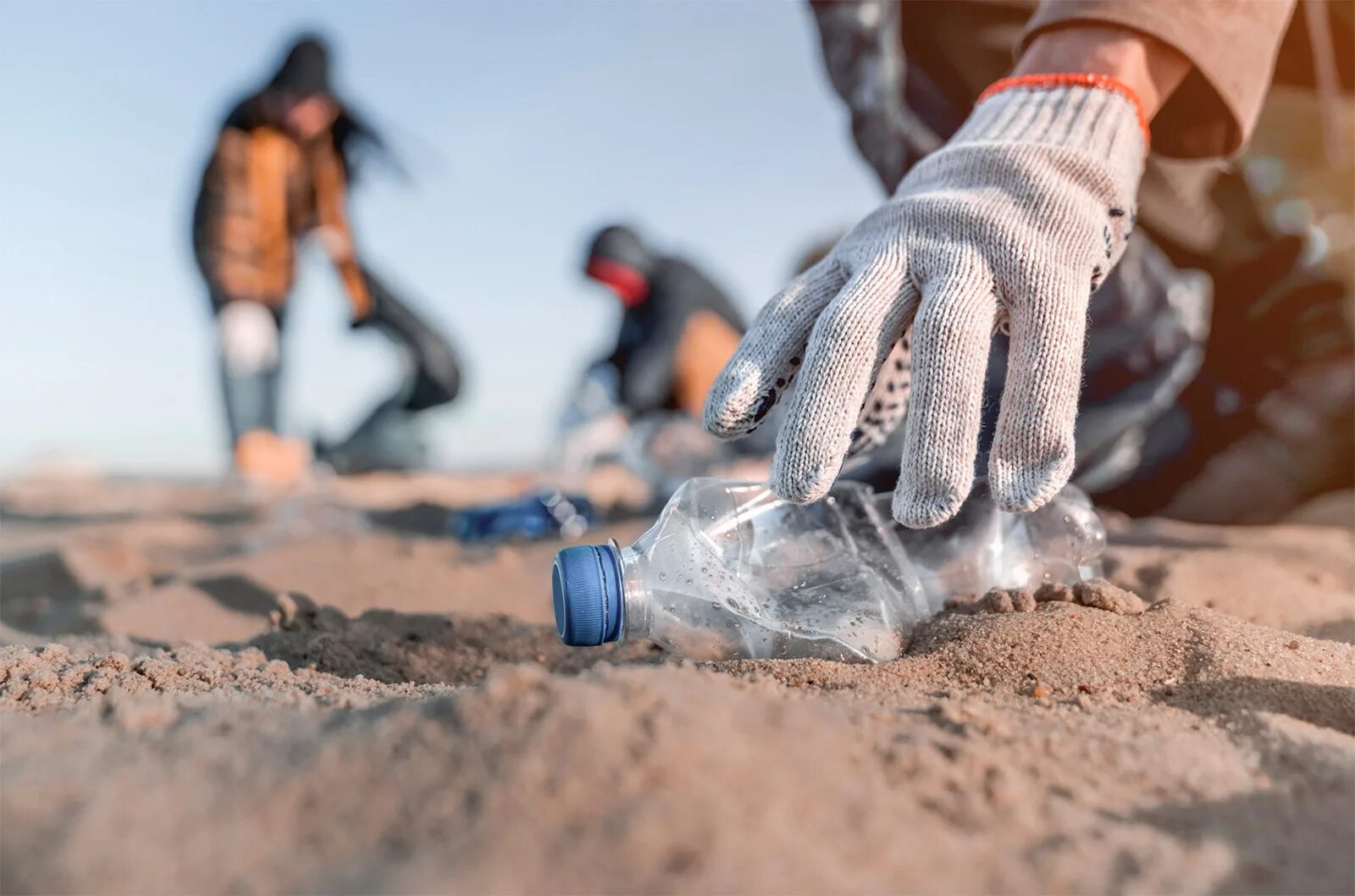 Beach clean. Очистка пляжа. Очищение пляжа от мусора. Clean Beach. Волонтеры на пляже.