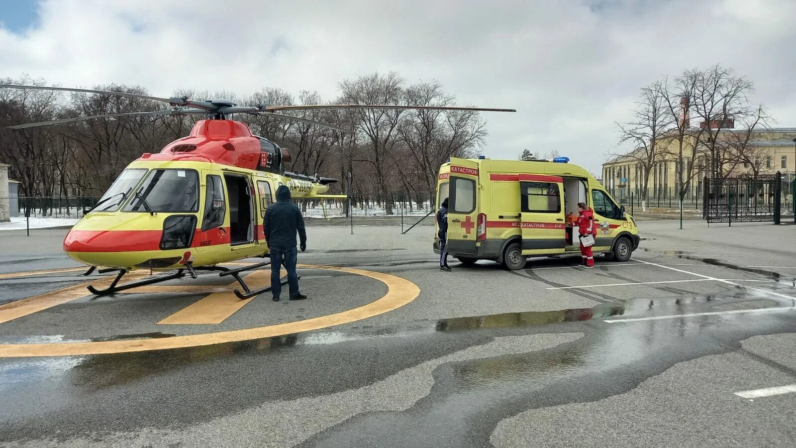 региональный центр медицины катастроф. вертолет санавиации ка-32. центр медицины катастроф ханты-мансийск. санавиация мчс тверь. екатеринбургская скорая помощь знак.