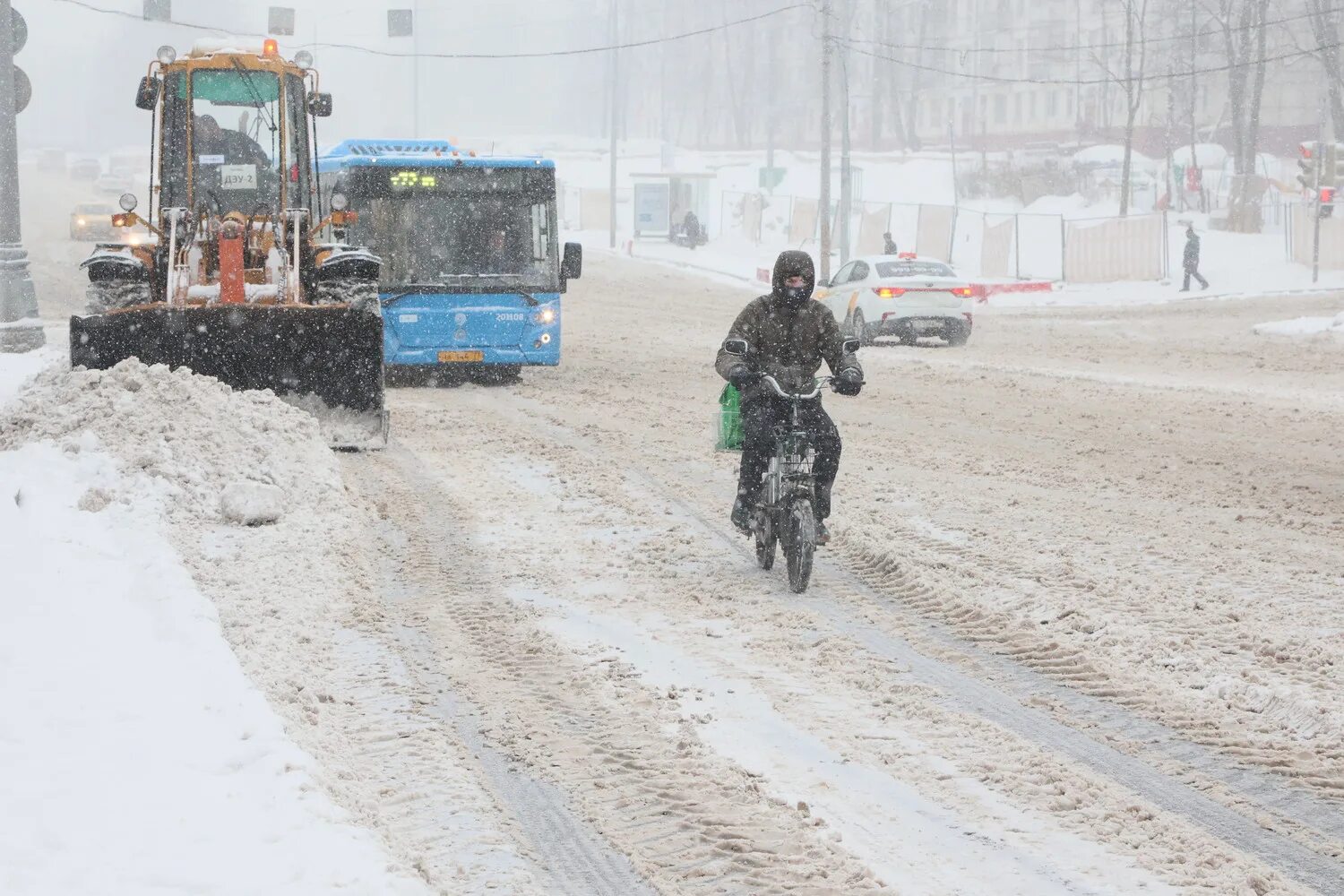 Снегопад в Москве. Москву завалило снегом. Сильный снегопад в Москве. Жуткий снегопад.