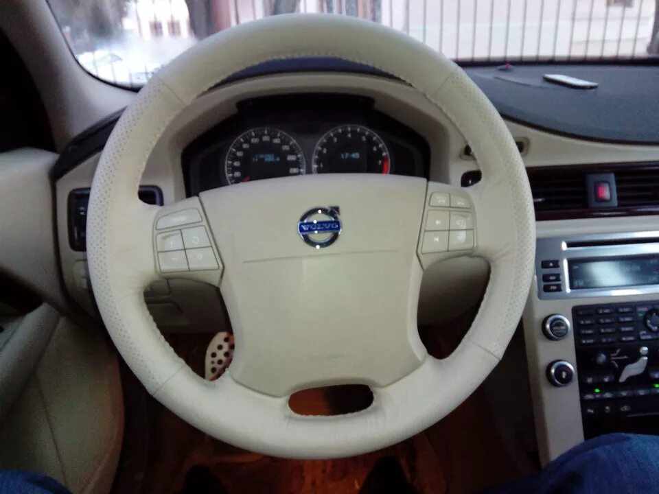 Вольво fh12 2000 руль. Оплетка руля volvo xc60. Руль вольво хс60. Чехол на тойоту на руль родной. Руль вольво s60 2005г.