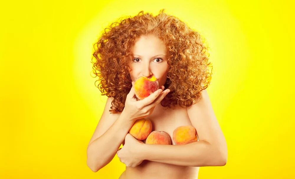 Что означает персик у девушек. Девушка с абрикосами. Женщина с персиками. Фотосессия девушка с абрикосами. Девушка ест персик.