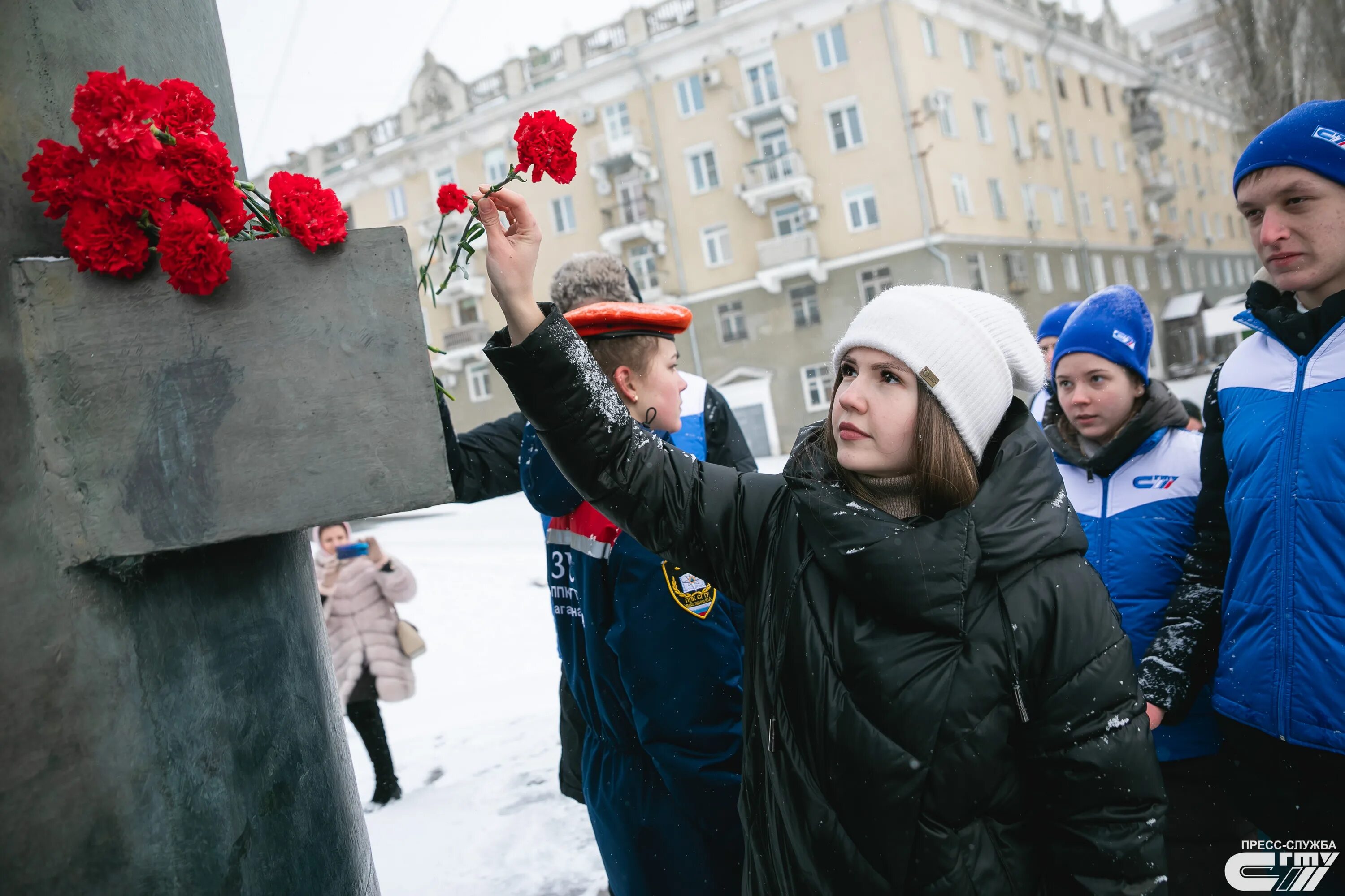 Возложение цветов Шевченко. Цветы у памятника Победы. Херсон возложение цветов к памятнику. РДШАТА возложили цветы. 10 ноября рабочий