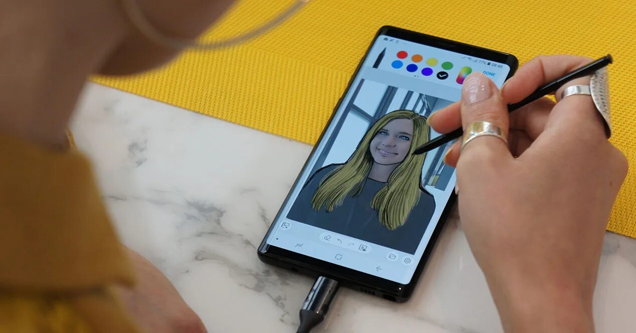 Приложения для s pen. Девушка s pen samsung. картинки самсунг галакси ноут 10 селфи. девушка s pen samsung в руке. телефоны из бумаги самсунг галакси ноут 10.