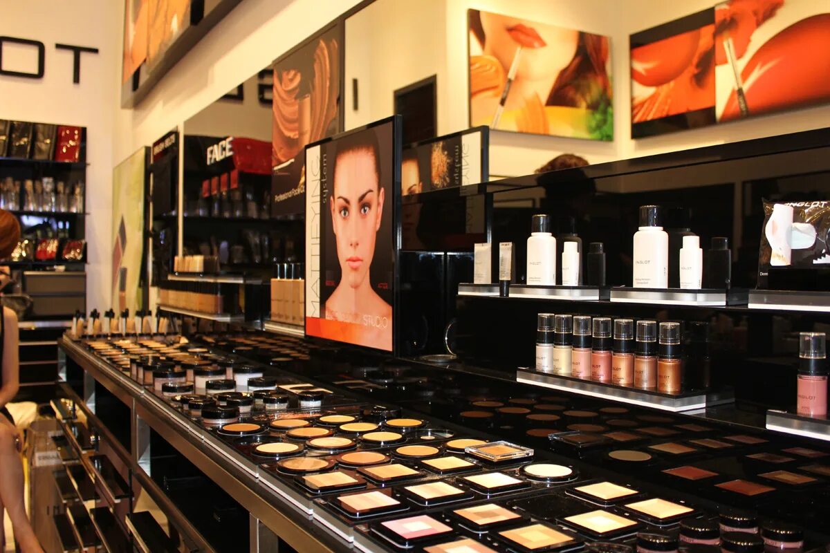 Стенды косметики inglot. Makeup inglot. Инглот lw300. Makeup inglot. Хайлайтер инглот 51.