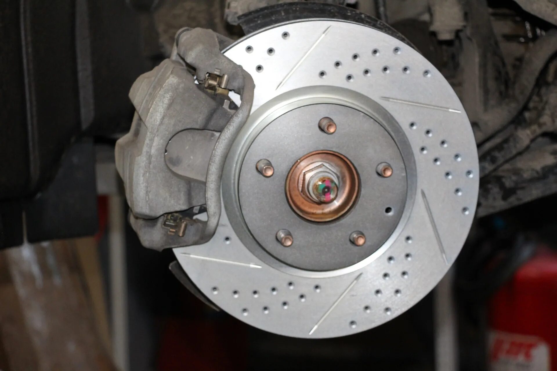 Тормоза на мазда 6. Rotora тормозные диски Mazda 6. Мазда 6 GH задний тормозной диск перфорированный. Тормозные диски Мазда 6 GJ С перфорацией. Mazda 6 тормозные диски с перфорацией.