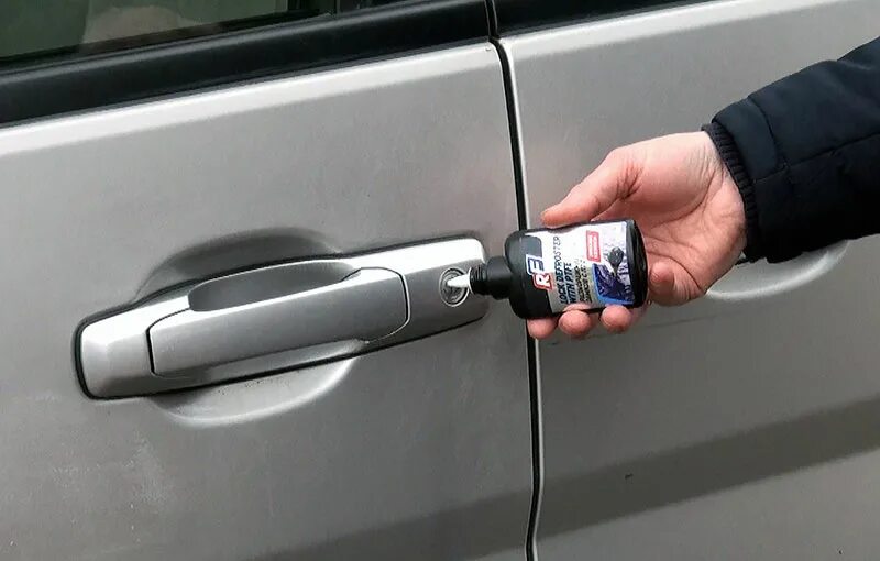 Как открыть замерзший замок в машине. 24239n ruseff размораживатель замков с птфэ 60мл. 136260 размораживатель замков. размораживание замков автомобиля. автомобильный замок двери.