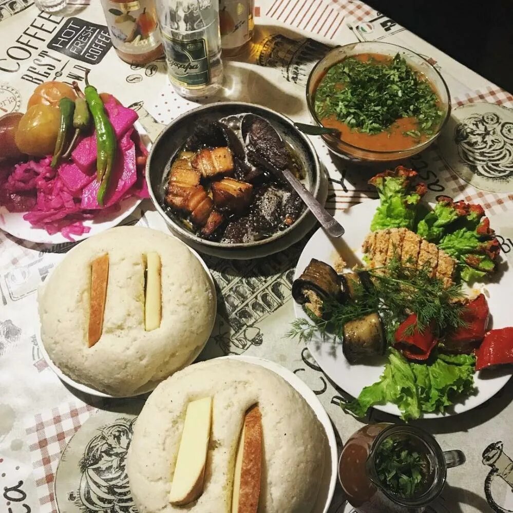Национальная кухня Абхазии. Национальная еда Абхазии мамалыга. Абхазское застолье мамалыга. Традиционная Национальная кухня абхазов.