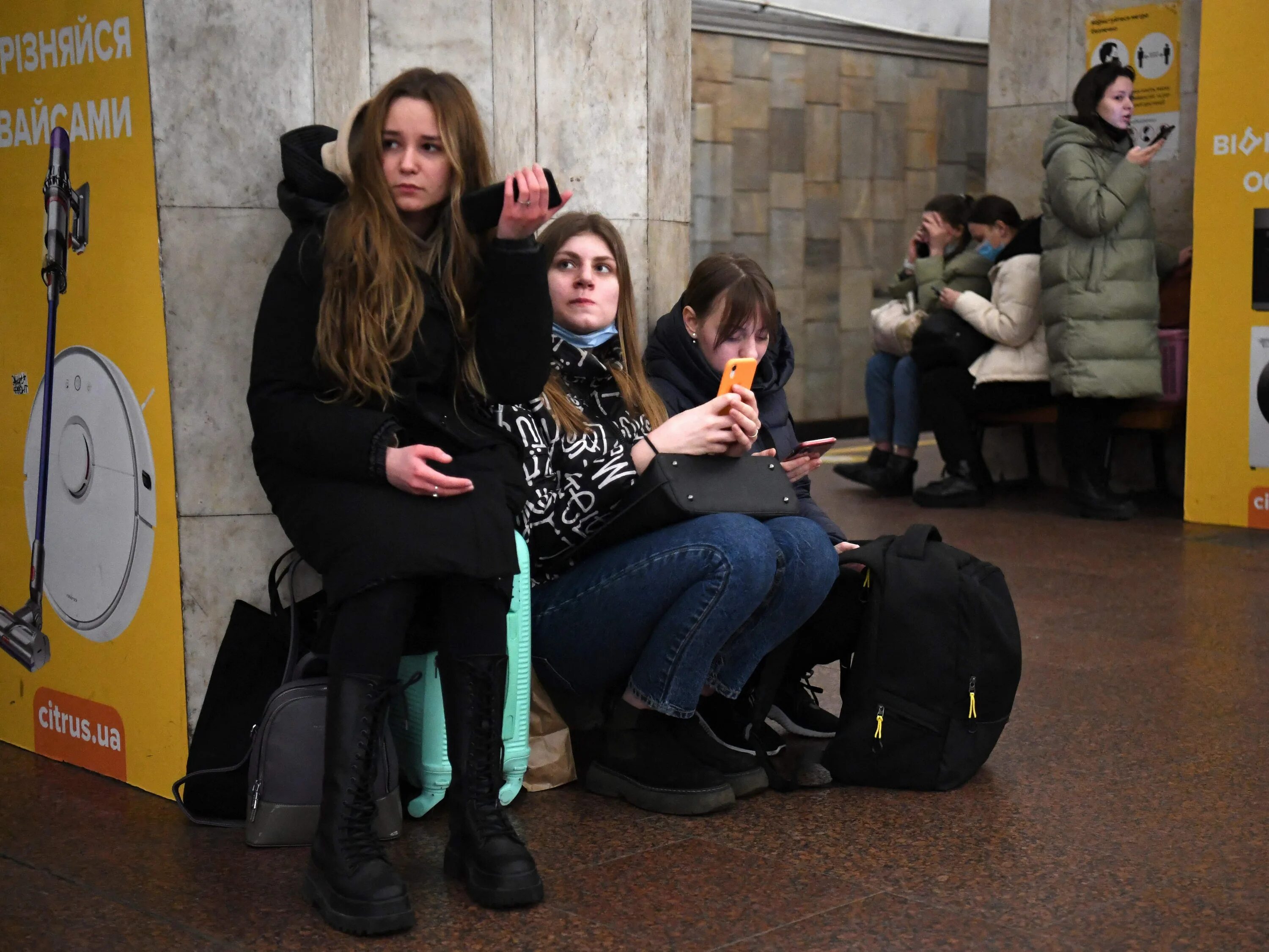 Правда ли что украина объявила. Люди в метро в Киеве. Люди ночуют в Киевском метро. Люди прячутся в метро Киева.
