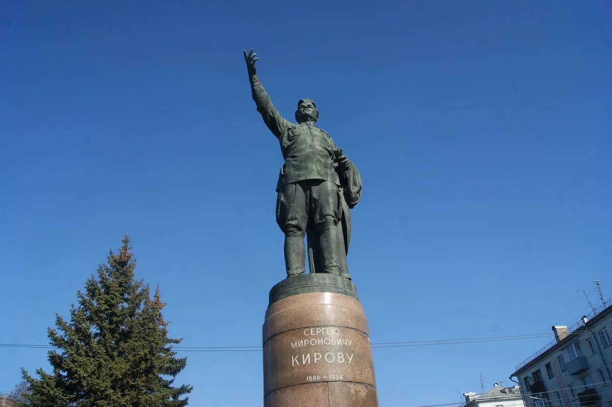 Памятник с. М. Памятник сергею мироновичу кирову. Киров октябрьский проспект с памятником кирову. Октябрьский проспект памятник кирову.