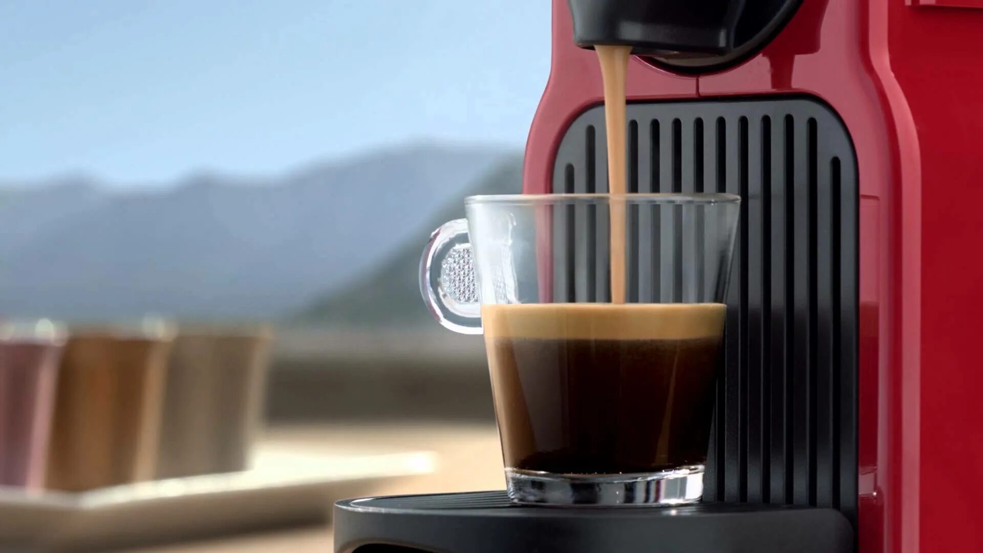 Кофемашина молит кофе. Delonghi Nespresso кофемашина реклама. Кофемашина капсульная Nespresso реклама. Реклама капсульной кофемашины Nespresso. Кофеварка из рекламы.