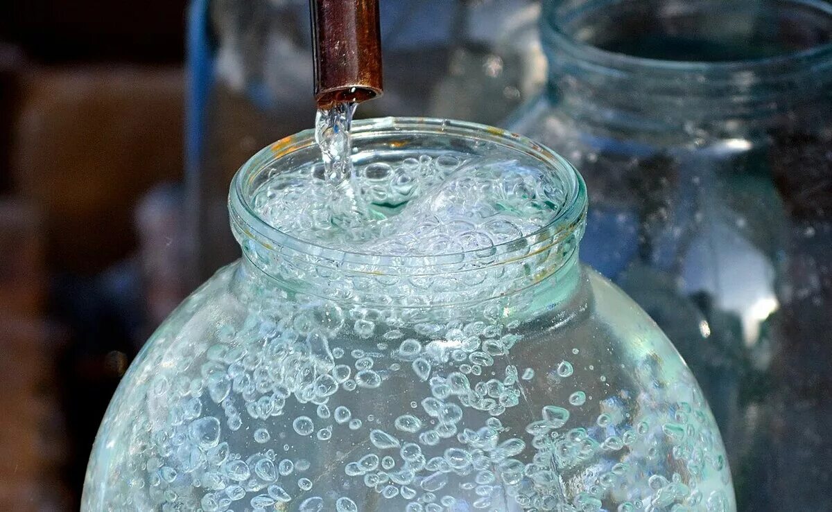 О крещенской воде. Святая Крещенская вода. Пузырьки в бутылке. Крещенская вода в бутылках.