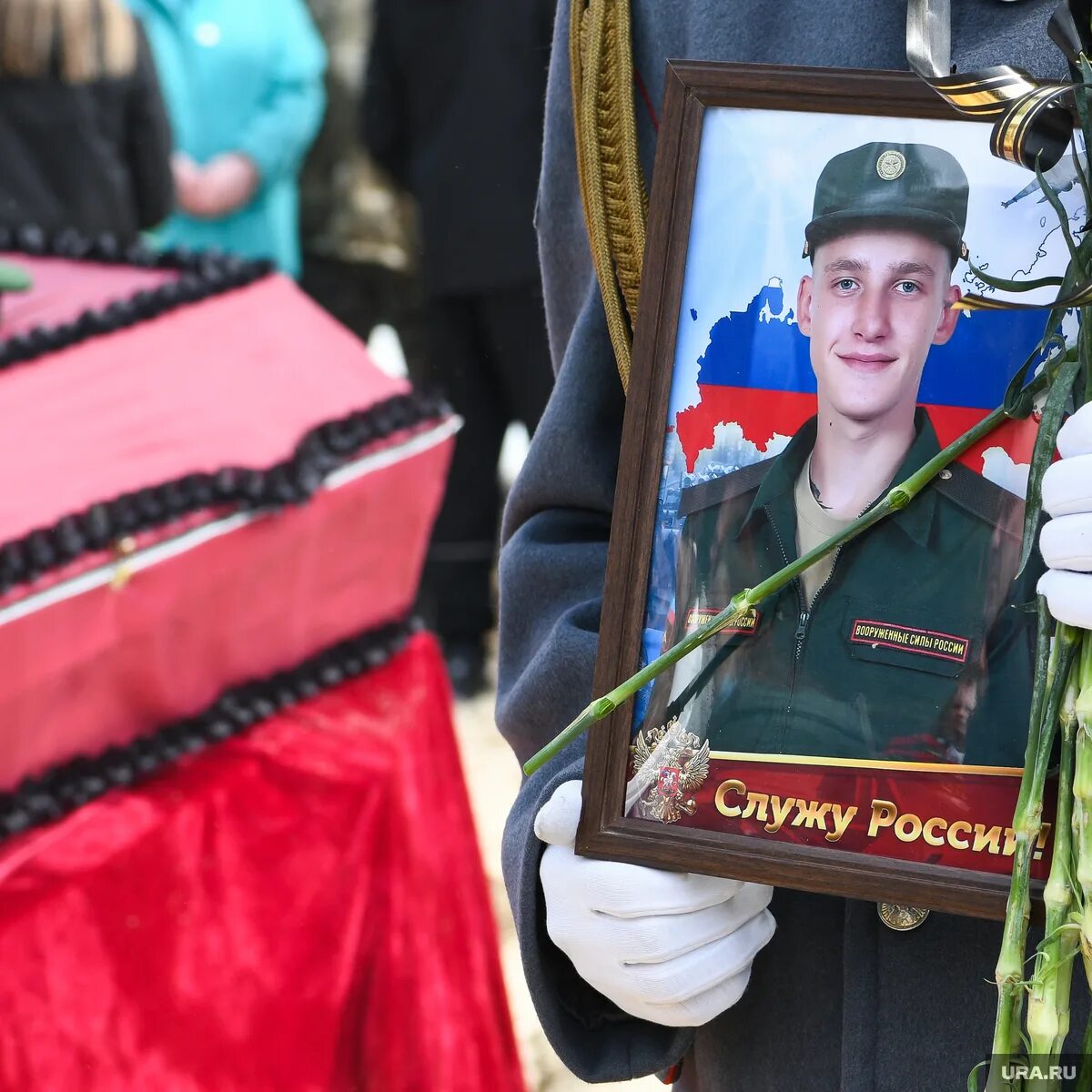 Похороны солдата в Полевском погибшего на Украине. Похороны солдата срочника погибшего.