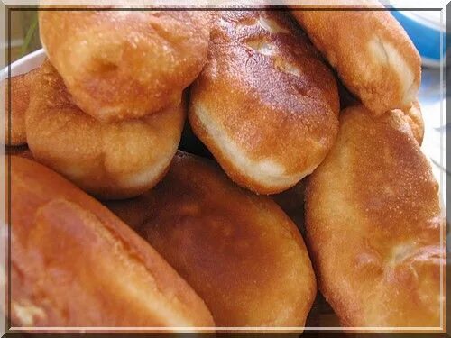 жареные пирожки сухие дрожжи. жареные пирожки на картофельном отваре. пирожки жареные в форме косички. пирожки на кефире без дрожжей. жареные пирожки сухие дрожжи.