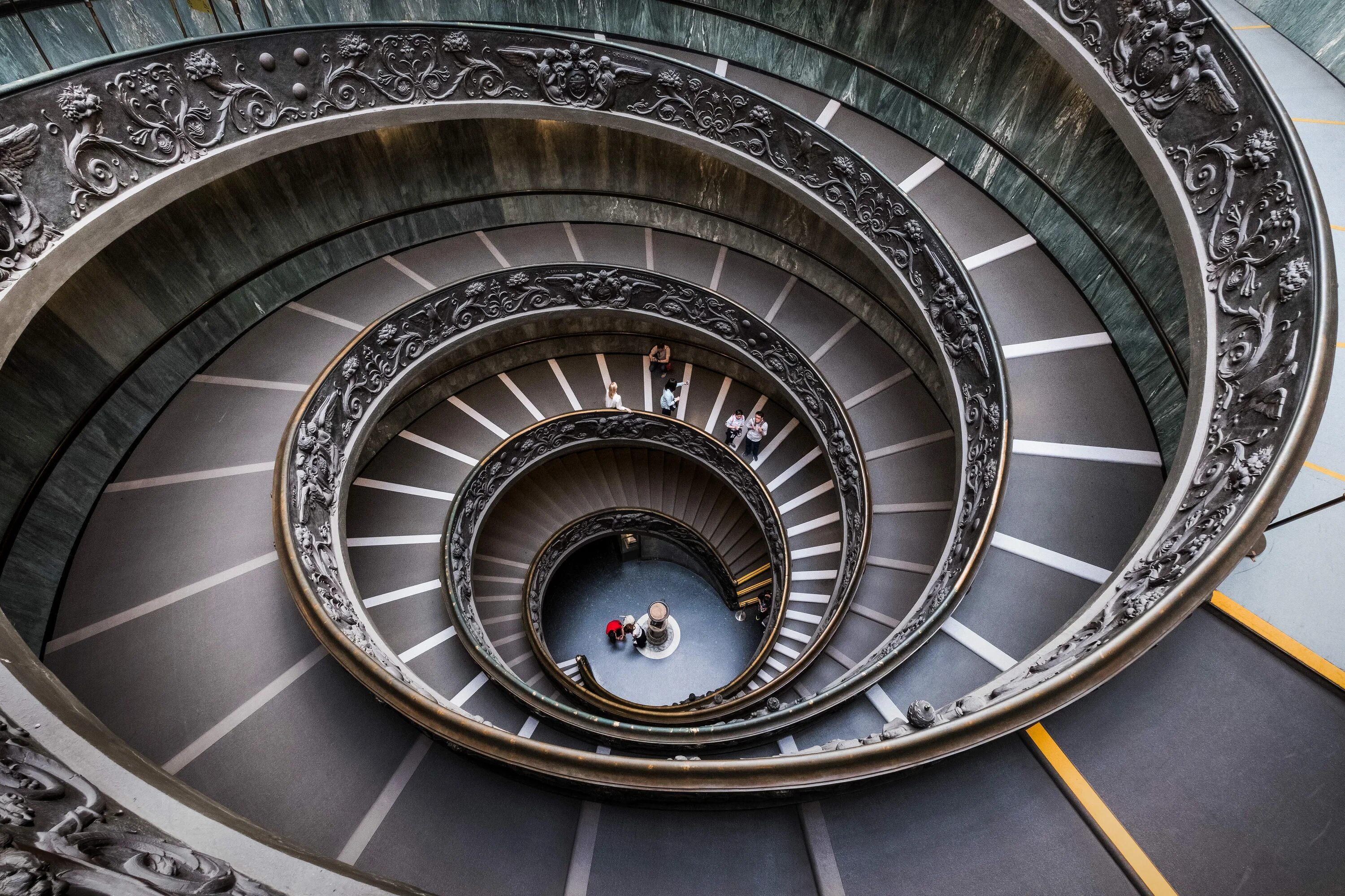 Лестница Браманте Ватикан. Спираль Фибоначчи в архитектуре. Фибоначчи спираль arxitektura. Королевская лестница в Ватикане.