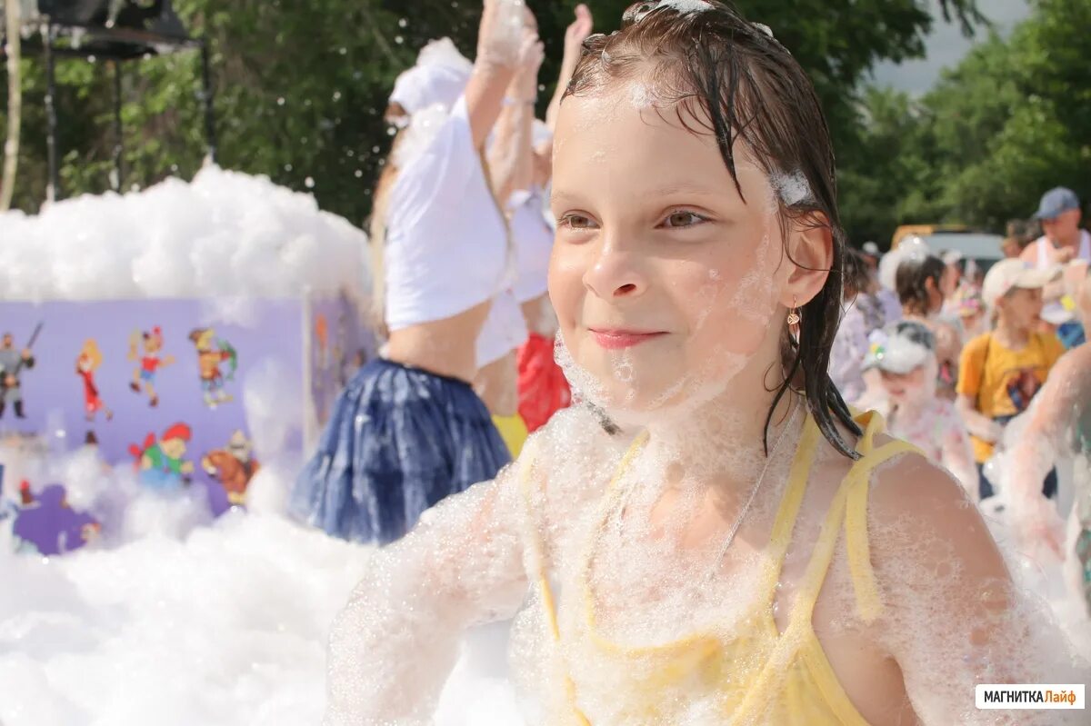 Дети в мокрой одежде. Азиатские мальчики на воде. Девочка купается в платье. Девушка в мокром платье. Мокрый ребенок класс.