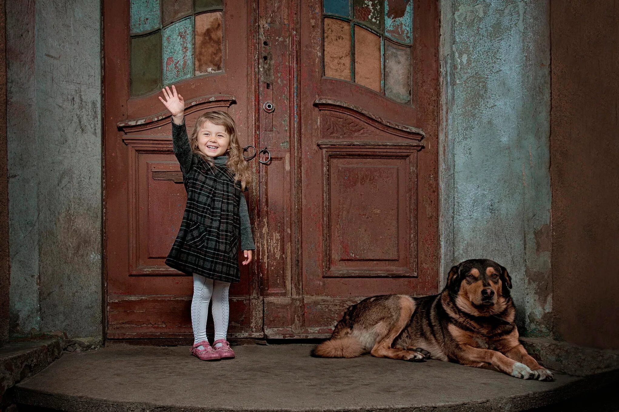 Девочка у двери. Девочка с собакой. Девочка на крыльце. Дверь для детей.
