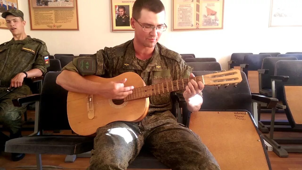 Гитара армейские песни видео. Гитара в армии. Военный с гитарой. Солдат с гитарой. Гитарные войска.