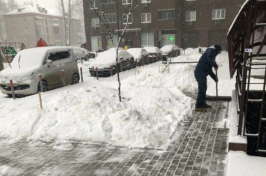 Уборка снега в Подмосковье. Сугробы в Люберцах. Уборка снега во дворе Подмосковье. Администрация Люберец на уборке снега.