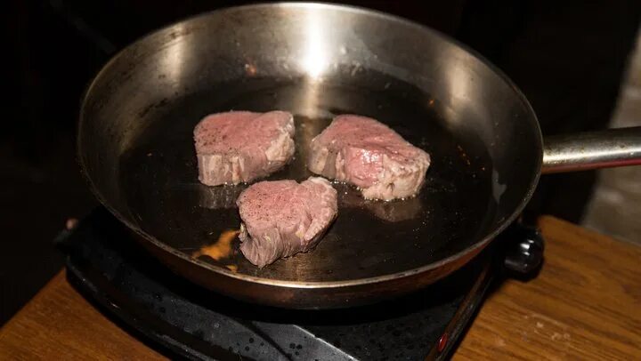Мясо на сковороде. Мясные медальоны. Медальоны из свинины на сковороде. Мясные медальоны. Медальоны из свинины.