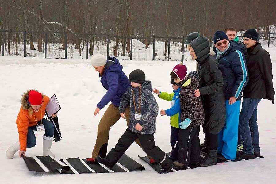 Зимой можно играть. Забавы для детей на улице зимой. Зимние развлечения на улице. Зимние соревнования для детей. Зимние соревнования для детей на улице.