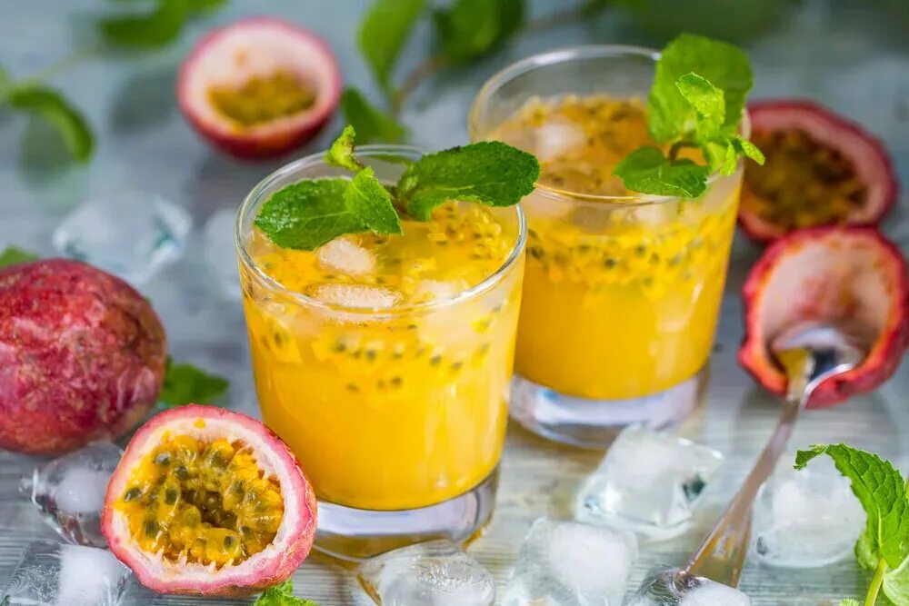 Passion fruit tini. Лимонад маракуйя лайм. Лимонад мята маракуйя. Лимонад манго маракуйя. Смузи маракуйя.