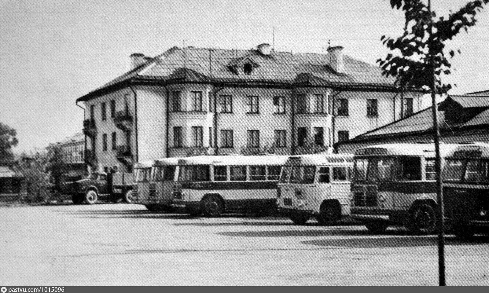 Старая автостанция Боровичи. Автобусный вокзал Курган в 1965 году. Старый автовокзал. Советский автовокзал.