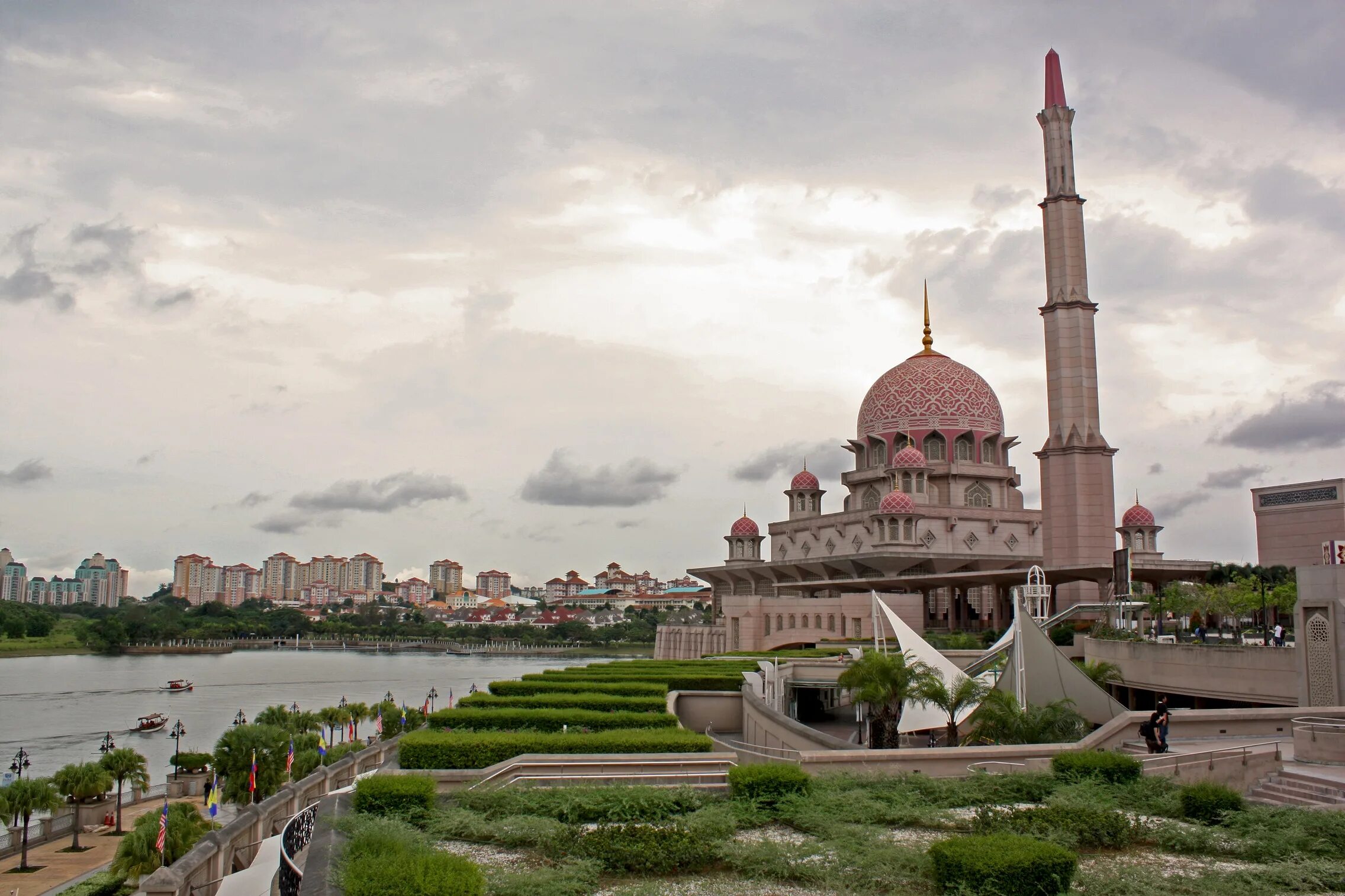 Крупные города азии. Мечеть Путра Малайзия. Путраджайя столица Малайзии. Путраджайя (Putrajaya), Малайзия. Путра — Главная мечеть Путраджая, в Малайзии..