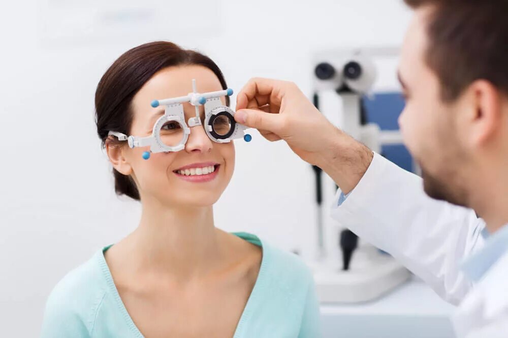 Лечение глазных заболеваний. Очки окулиста. Оптометрист. Офтальмология очки. Глаз офтальмология.