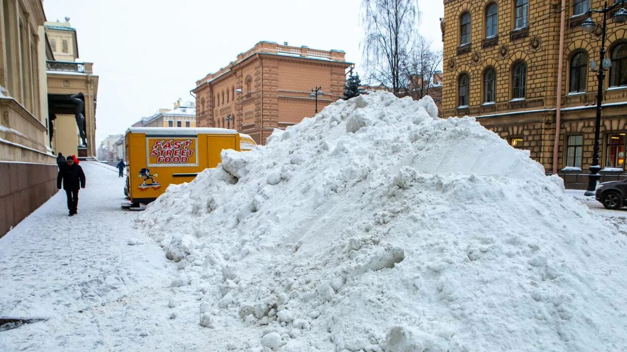 Питер завалило снегом. Сугробы в Питере. Снег в Питере. Огромные сугробы в Петербурге.