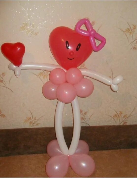 2024 из шаров. Фигура девочка сердечко из шаров. Фигуры из шаров сердечек. Подставка для шаров сердце. Гелиевые сердца на стойке.