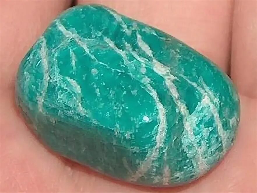 Минерал зелено голубого цвета. Уральский амазонит. Амазонит камень. Амазонит с иризацией. Амазонит Индия камень.
