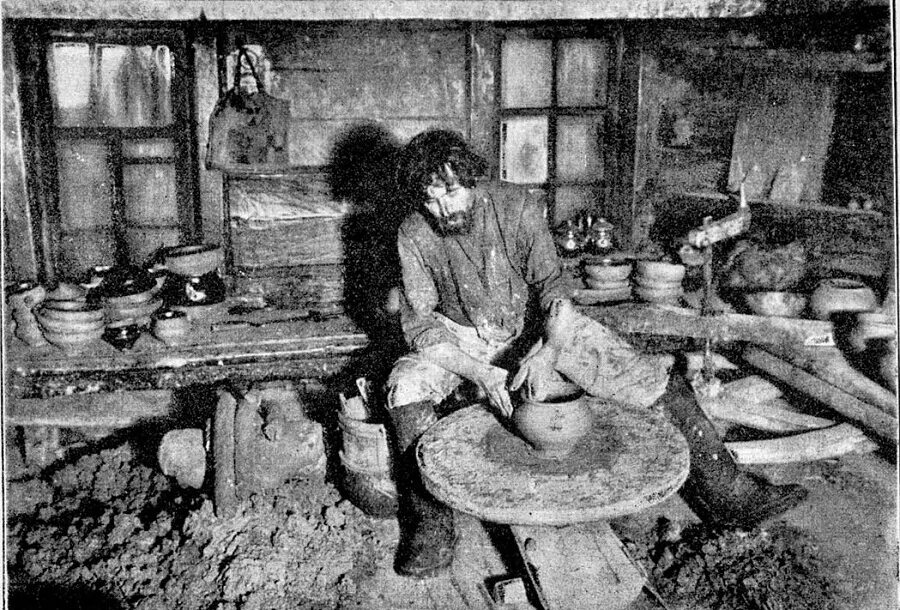 Гончарное искусство гончарный круг. Крынка 24 см. Керамика гаврилов ям сады аурики. Сомовский гончарный промысел. Гончарная школа колокол.