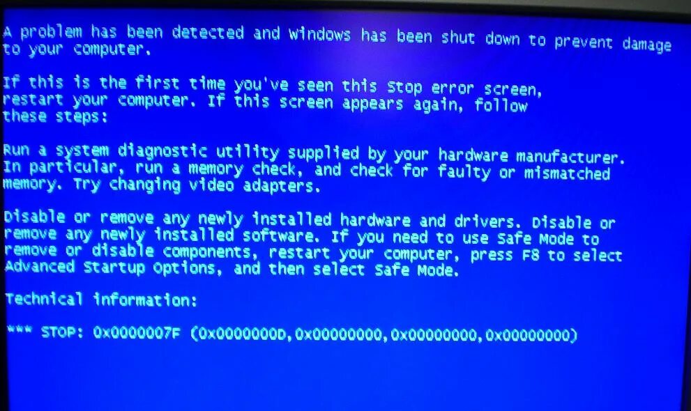 Тухнет экран на компьютере. При включении компьютера синий экран. Выключенный экран компьютера. BSOD на мониторе. Компьютер выключается сам по себе синий экран.