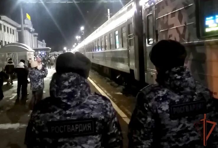 Росгвардия в поезде. Дед Мороз Росгвардия. Служба в ОМОНЕ. Росгвардия идут на поезд. Росгвардия ходит