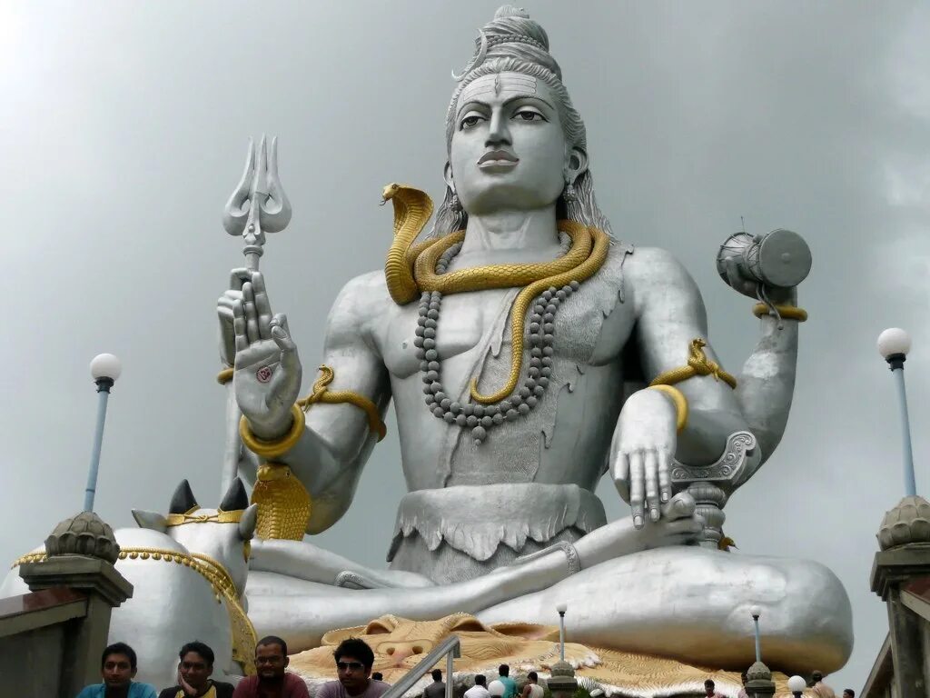 Штат карнатака индия. Мурдешвар статуя шивы. Храм шивы карнатака. Статуя шивы в индии. Рудра бог.