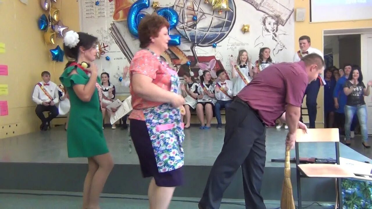 Учителя Демиховского лицея. Родители танцуют на выпускном в школе 11 класс. Танец с родителями на выпускной 11 класс. Танец на выпускном родителей и детей 11 класса.