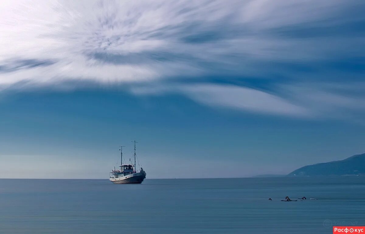 Море фото. Песня синие просторы морей. Песня синие просторы морей. Голубой морской простор фото. Бескрайние просторы моря.