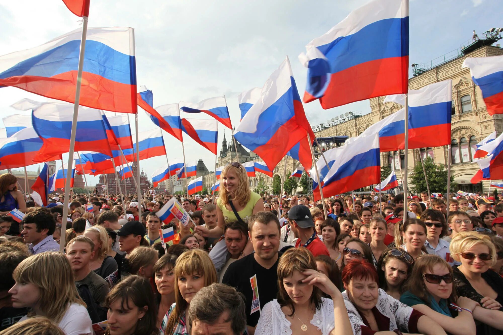 12 июня 2014. Люди с флагами России. Россия человек. Россияне с флагами. Счастливые россияне.