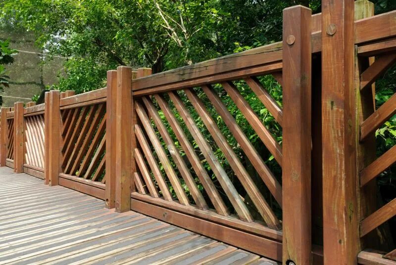 25 фото удачных примеров заборов для дачи Backyard fences, Fence landscaping, Fe