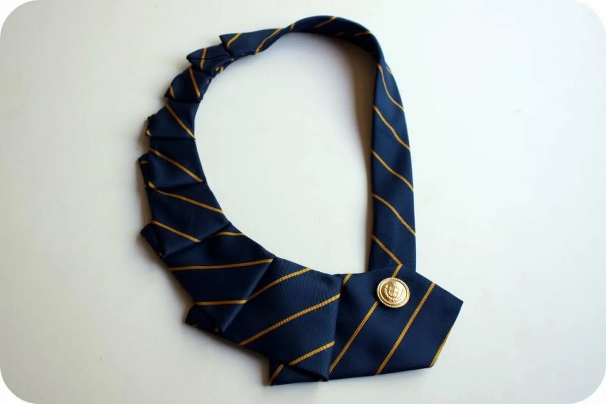 Шьем оригинальные. Украшения из галстуков. Необычные украшения на шею. Колье из галстука. Воротник из мужского галстука.