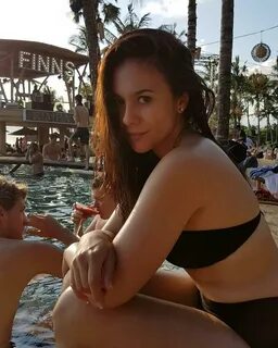 Body Aduhai Wulan Guritno Pakai Dress Putih Ketat.