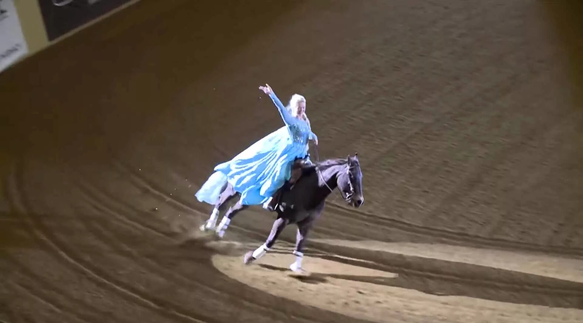 Танец с лошадью. Пляшущий конь. Лошадка танцует. Танцующая с лошадьми.