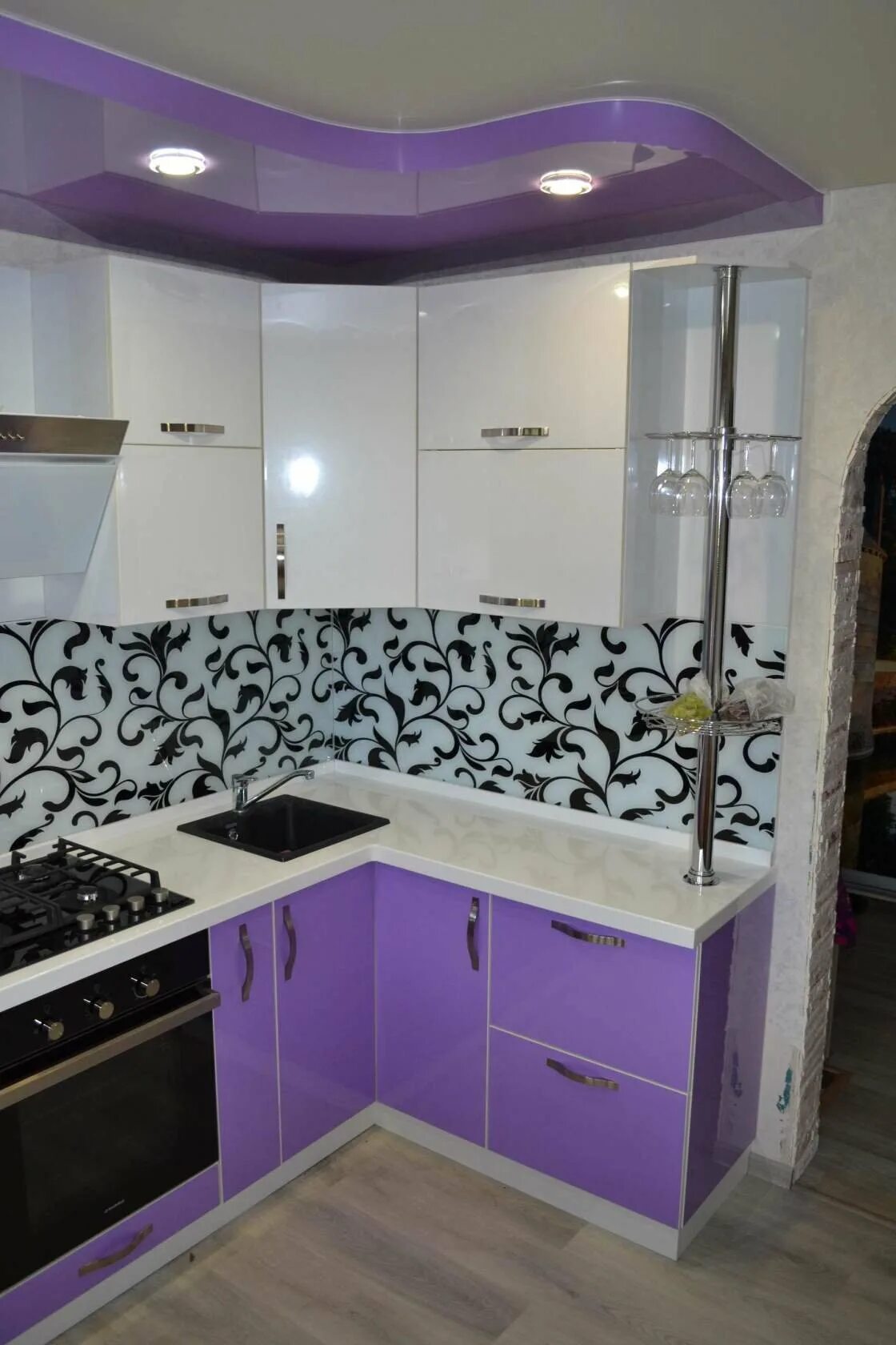 Кухни саранск. Фиолетовые кухни угловые. Сиреневые кухни угловые. Кухня фиолетовая с белым угловая. Сиреневая угловая маленькая кухня.
