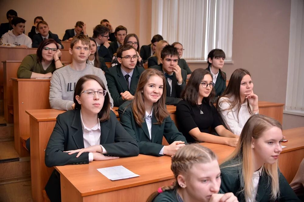 Лекция мгу 2022. Студсовет мгу вручил путину пояс. Мгу на английском. Студенты московских вузов. Факультета иностранных языков мгу им.