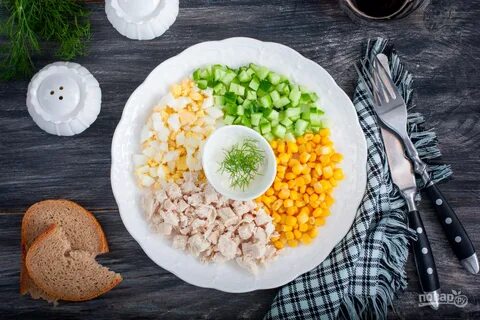 Курица с кукурузой и огурцом